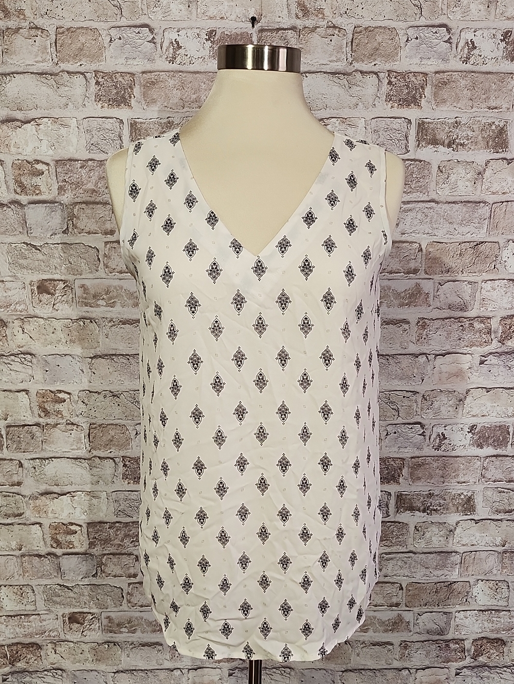 Sleeveless V-Neck Printed Tank Top - White with Black Motif